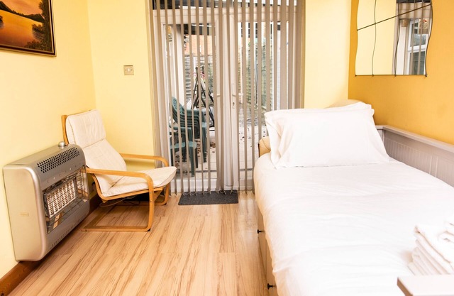 Stylish Retreat: 3BR Bungalow in Central Leicester