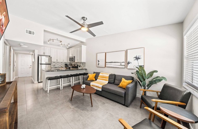 Stylish Riverfront Villa W/Private beach access, Fire Pit, & BBQ Grills