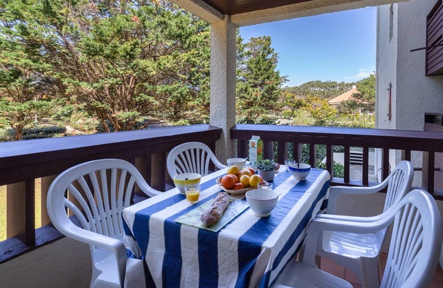 Stylish Seaside Apt Near Beach & Market, Newly Renovated, Parking & WIFI Included