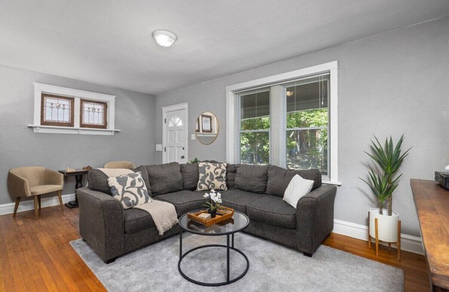 Stylish South City 2BR w/Garage & Blazing Wi-fi