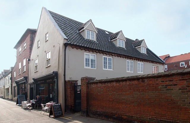 Stylish, spacious ground floor flat in Wells, quiet spot, close to Quay, shops