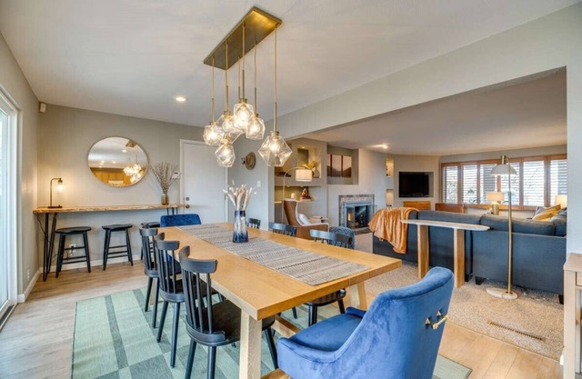 Stylish Spacious Retreat in Skyway - Broadmoor Area w/Mtn Views Park Quiet