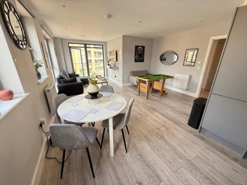 Stylish Spacious 5-Bed Duplex