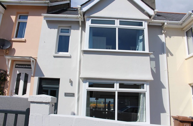 Stylish & Spacious Salcombe Family Home w/Estuary Views, parking & deck