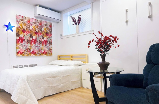 Stylish Studio Apartment on Main Street with Courtyard and Free Parking!