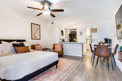 Stylish Studio in Allandale 10 mins to Downtown.