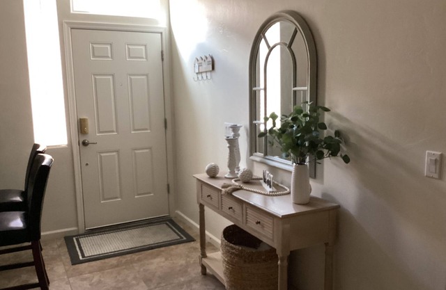 Stylish studio with kitchenette, Private entry. Fast Wi-Fi. & Near to hospitals,