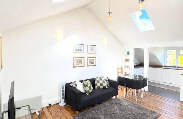 Stylish Top Floor Flat in the Heart of Camden