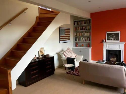 Stylish top floor 1 bed flat in West Hampstead