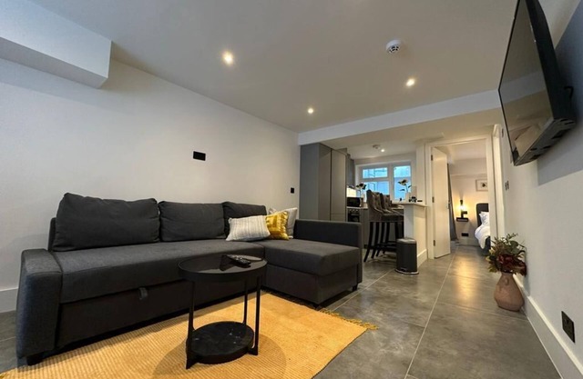 Stylish Two Bedroom House In Kilburn