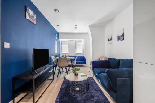 Stylish Urban Retreat With TV and WFH Desk and Fans