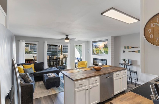 Stylish 1BR/1BA - Fireplace - Heated Patio - Hot Tub - King Bed