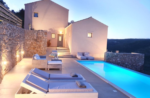 Stylish Villa Albatross with Infinity Pool & stunning SeaViews