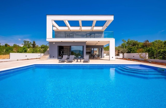 Stylish Villa Quadra* with a sea view and heated pool on Krk