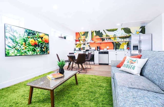 StylishAptWtrGrdnOppLake&Prk&Yrd