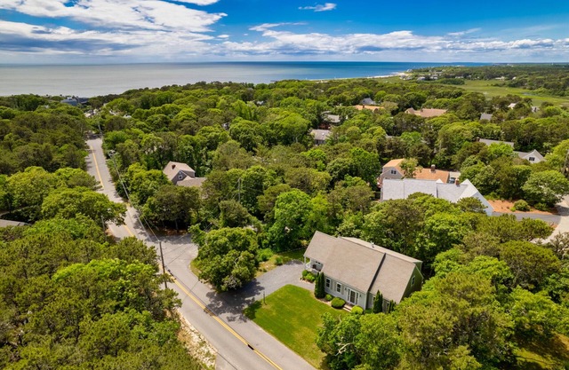 Stylishly Furnished Home- Access to Pleasant Street Beach