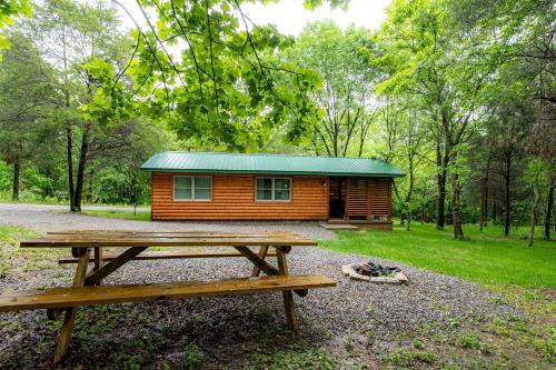 Sublime Cabin with Hot-tub and Fire Pit in Herold, Illinois
