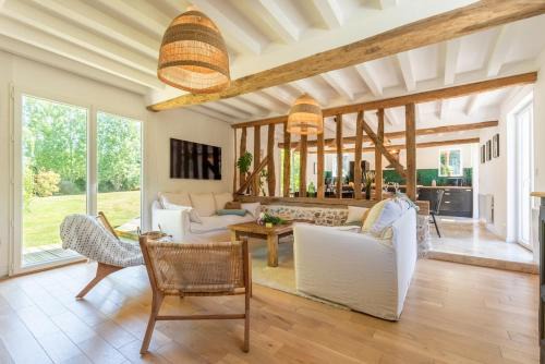 Sublime Longère Le Garden, 10 voyageurs, 2 terrasses, terrain de Basket