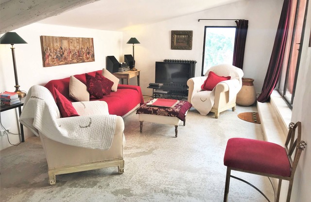 sublime terrace house in the heart of the village of Roussillon in the Luberon