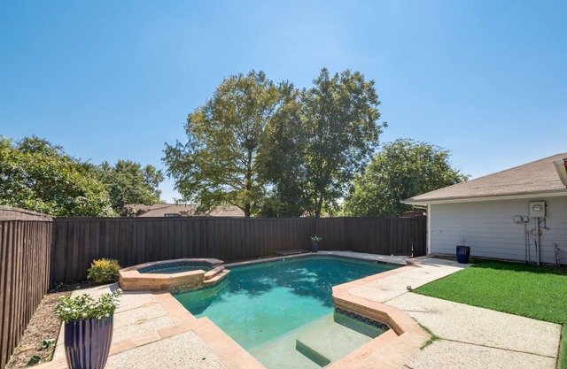 Suburban 3 BR Home, Pool, Fast Wi-Fi, One Level