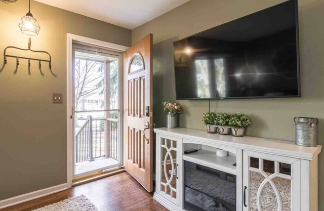 Suburban Farmhouse - Sleeps 12