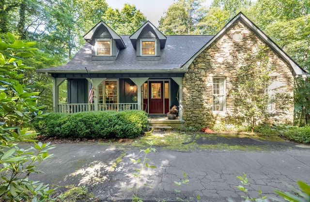 Sue's Mountain Charm Fire Pit Mountain Views