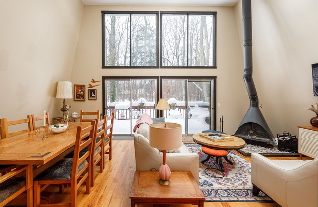 🏡 Sugarloaf Chalet – Pet Friendly Escape | Hot Tub Fireplace Loft Bar Area ➠ 2510