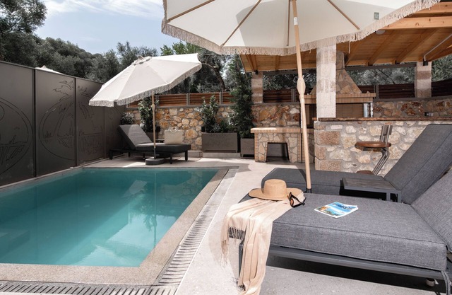 Suite 4 – Elegant & Serene Hideaway I September15 Suites