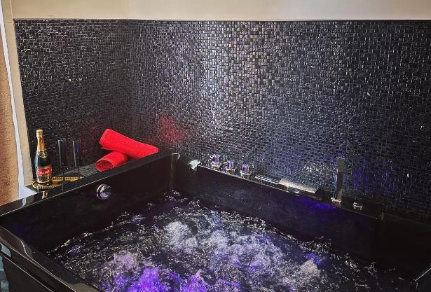 Suite de prestige avec spa & cinéma