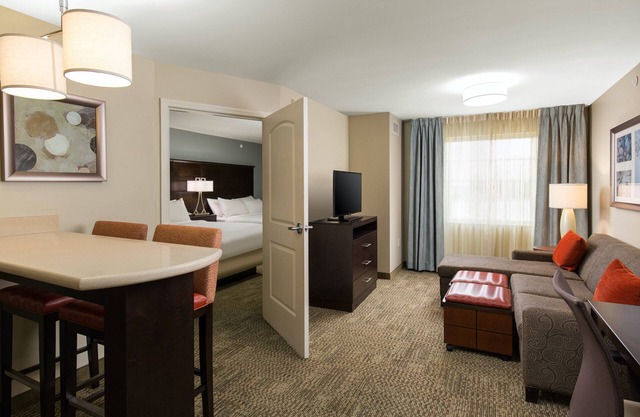 Suite Near the Central Park Rail Station | Free Breakfast Buffet, Pool Access