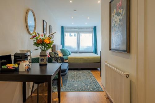 Suite with private bathroom near Vondelpark
