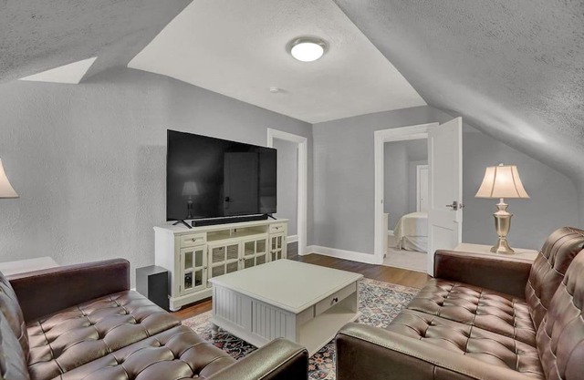 Suites on Seneca - Gorgeous One Bedroom Apartment