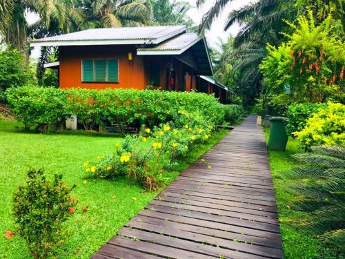 Sukau Backpackers Bed & Breakfast