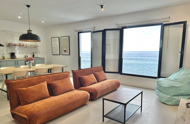 Sumérgete en El Submarino Coastal Home