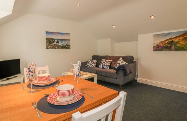 SUMMER BREEZES, country holiday cottage in Crantock