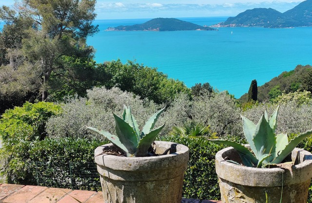 Summer house with unforgettable views of the Gulf of Poets