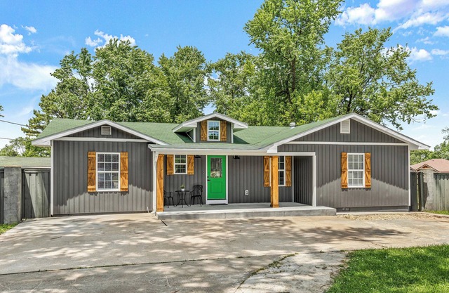 Summer in Bentonville! Guest Favorite and Bikers Retreat. Pets Welcome!