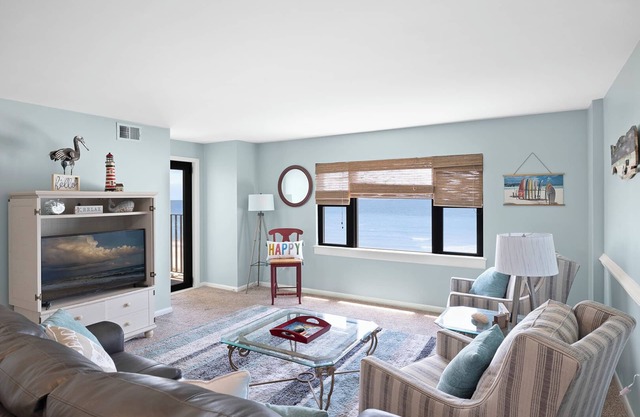 Summer Winds 403: Oceanfront 2BR 2BA, Complex Amenities!