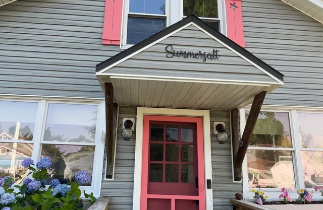 Summersalt Madison: New England shoreline charm 2-3 minutes from private beach