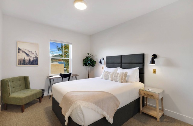 Summit Lofts, Downtown Mt Shasta, Queen Bed, #207