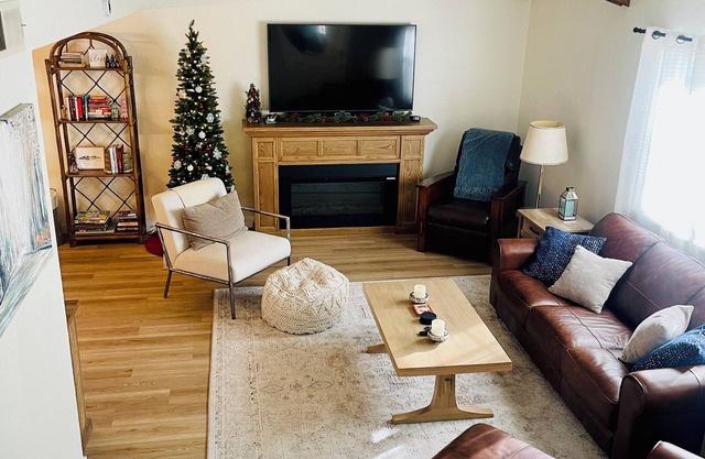 Summit Meadows: outdoor oasis ~ hot tub ~ near town