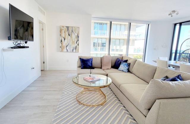 Sun-drenched, Luxe, Corner Unit: Expansive balcony and Bay Views (3 Br/3B)