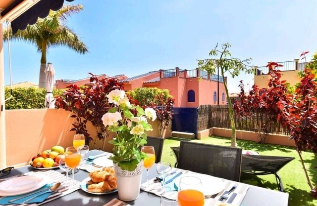 Sun, rest, private, good connection, good infrastructure.