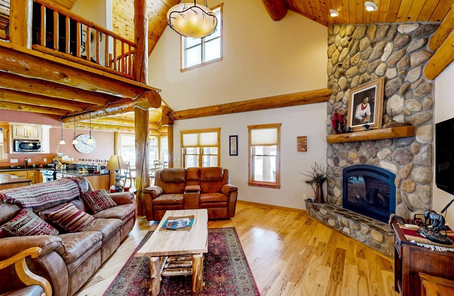 Sun-filled cabin with full kitchen, fireplace, streaming, jetted tub, deck, & AC