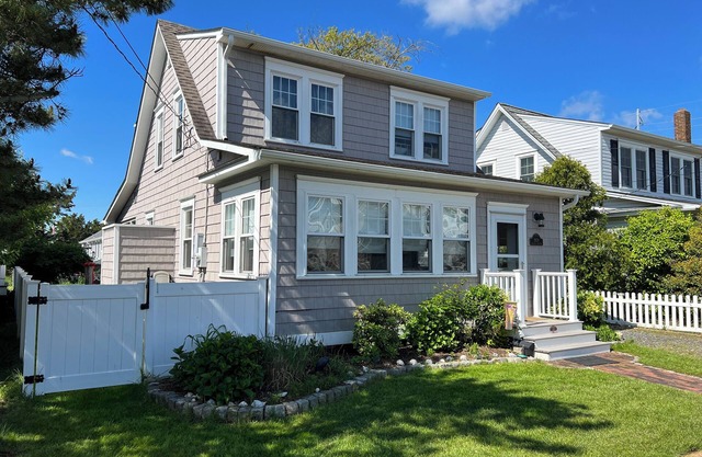 Sun, Sand, and Savings in this Cozy Cottage Near the Beach & Bay!