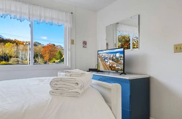 Sun, Sand & Serenity: 2-BR with Beach Access