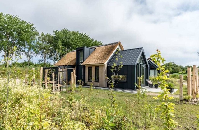 Sun, sea, sand, wind, marram grass – this 4-person chalet embodies the pure beach feeling from your