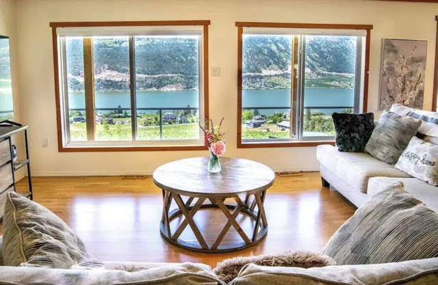 Sunblush Acres - Entire 5 Bedroom Lake View Home