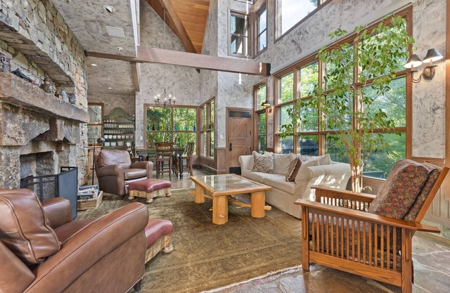 Sundance Massive Cabin - Huge hot tub, Fireplaces in each room, acres of privacy