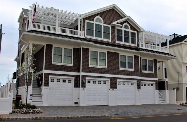 Sunday to Sunday. Elevator, Beach Badges. Roof top deck. WIFI. Bay side 4.